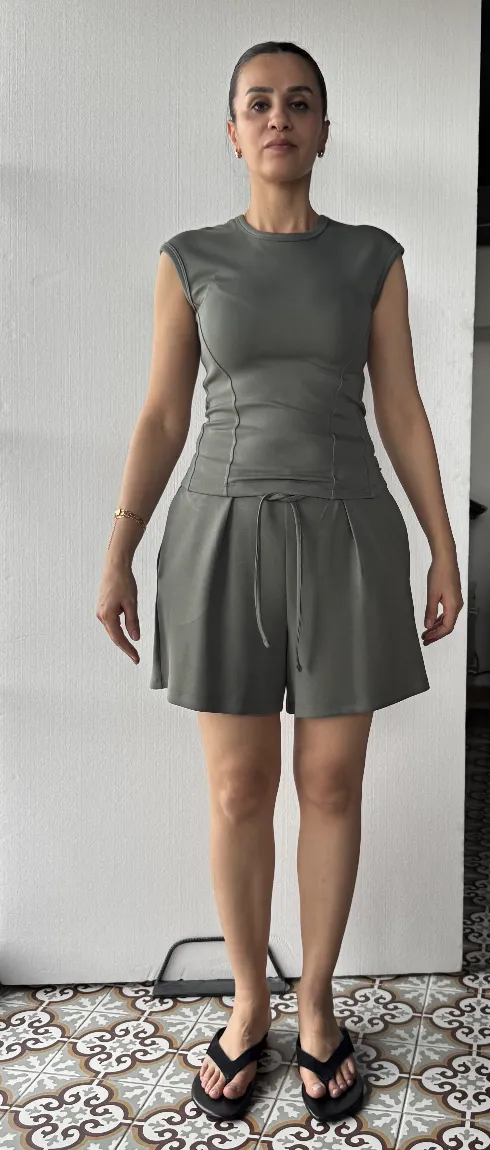 Green comfortwear — front reference