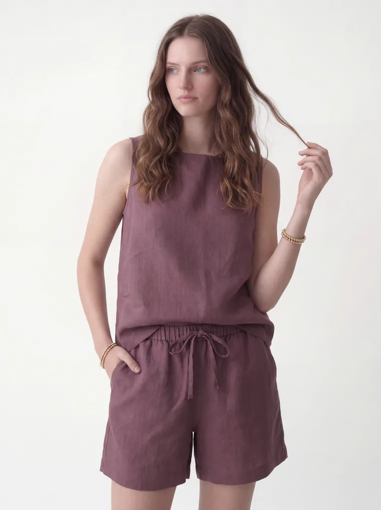 A model in a mauve linen sleeveless top with matching drawstring shorts, FW26 look 11